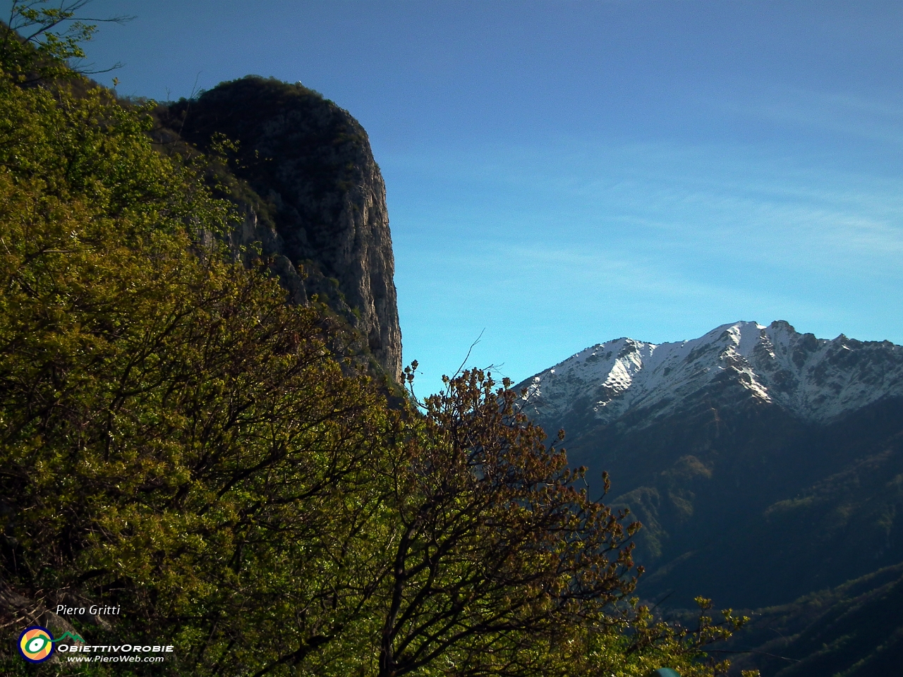 12 vista in Corna di Medale con da sfondo il Due Mani.JPG